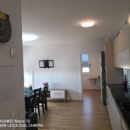 Modern Apartment Bei U Bahn Simmering Виена Екстериор снимка