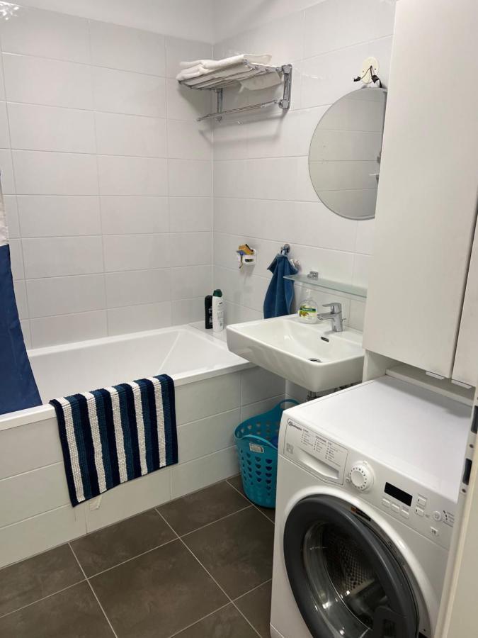 Modern Apartment Bei U Bahn Simmering Виена Екстериор снимка